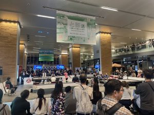 JR富山駅の改札の前で行われた北陸オープンの決勝トーナメントと、台を囲む観客