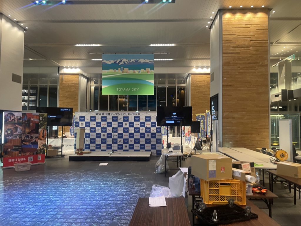 第37回北陸オープンの幕と、立山の絵のTOYAMA CITYの幕が掛かるステージ