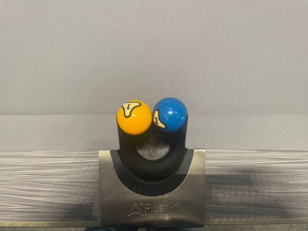サイドポケットの口に1番と2番の球を並べると、二つで口がふさがる